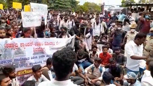 ಸಹ್ಯಾದ್ರಿ ಕಾಲೇಜು ವಿದ್ಯಾರ್ಥಿಗಳಿಂದ ಕುವೆಂಪು ವಿವಿ ನಗರ ಕಚೇರಿ ಮುತ್ತಿಗೆ ಯತ್ನ