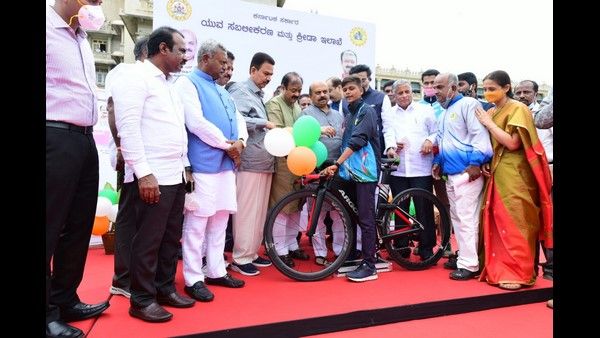 ಉತ್ತರ ಕರ್ನಾಟಕದ ಕಡು ಬಡವ ಸೈಕ್ಲಿಸ್ಟ್‌ಗೆ 5 ಲಕ್ಷ ರೂ. ಬೆಲೆಯ ಸೈಕಲ್ ಉಡುಗೊರೆ!
