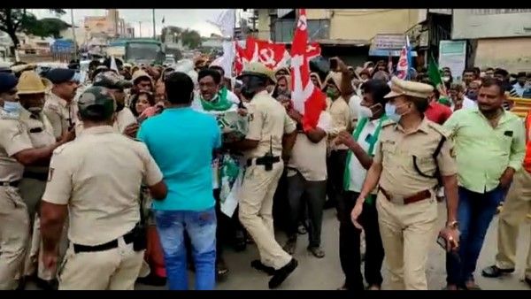 ಬಂಗಾರಪೇಟೆಯಲ್ಲಿ ಕತ್ತೆಗಳ ಮೆರವಣಿಗೆ, ಧಾರವಾಡದಲ್ಲಿ ಕೋಣಗಳ ಹೋರಾಟ