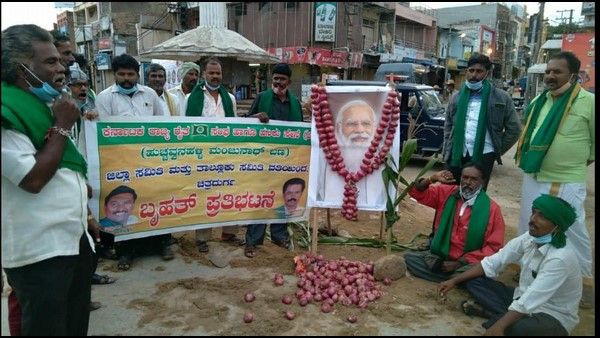 ಹೊಸದುರ್ಗದಲ್ಲಿ ಮೋದಿ ಭಾವಚಿತ್ರಕ್ಕೆ ಈರುಳ್ಳಿ ಹಾರ ಹಾಕಿ ವಿಭಿನ್ನ ಪ್ರತಿಭಟನೆ
