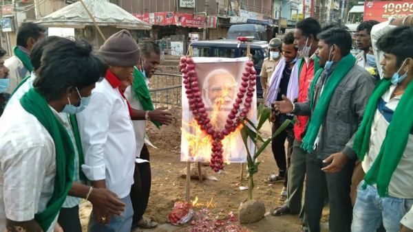 ಭಾರತ್ ಬಂದ್; ಚಿತ್ರದುರ್ಗದಲ್ಲಿ ಗಮನ ಸೆಳೆದ ವಿಶಿಷ್ಟ ಪ್ರತಿಭಟನೆ