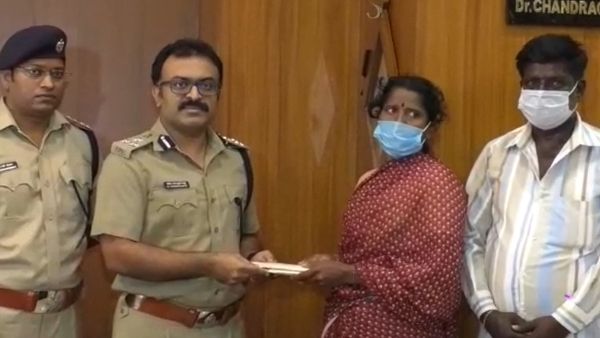 ಮೈಸೂರು ಶೂಟೌಟ್ ಪ್ರಕರಣ: ಮೃತನ ಕುಟುಂಬಕ್ಕೆ 1 ಲಕ್ಷ ರೂ. ನೆರವು ನೀಡಿದ ಪೊಲೀಸರು