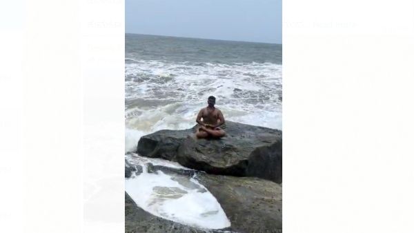 ಕಾರವಾರ: ವನ್ನಳ್ಳಿ ಬೀಚ್‌ನ ಬಂಡೆ ಮೇಲೆ ಕುಳಿತು ಪೋಸ್ ನೀಡುತ್ತಿದ್ದ ವ್ಯಕ್ತಿ ಸಮುದ್ರಪಾಲು!