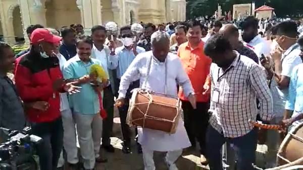 ವಿಡಿಯೋ: ಚಾಮುಂಡೇಶ್ವರಿ ಮೂರ್ತಿ ಮೆರವಣಿಗೆಯಲ್ಲಿ ಡೋಲು ಬಡಿದು ಕುಣಿದ ಸಚಿವ ಸೋಮಶೇಖರ್