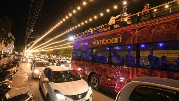 ಡಬ್ಬಲ್ ಡೆಕ್ಕರ್ ಬಸ್‌ನಲ್ಲಿ ದೀಪಾಲಂಕಾರ ಕಣ್ತುಂಬಿಕೊಂಡ ಜನರು!