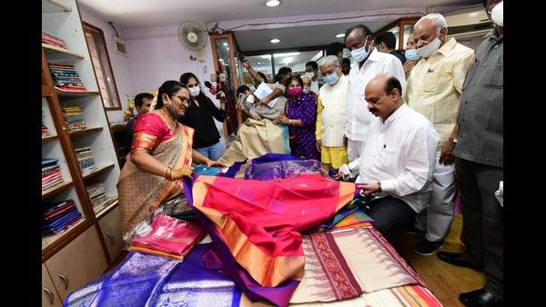 ಪತ್ನಿಗಾಗಿ ಸೀರೆ ಖರೀದಿಸಿದ ಸಿಎಂ ಬೊಮ್ಮಾಯಿ: ಇತರರಿಗೂ ಸೂಚನೆ