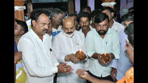 ಉಪಕದನ: ಮಠಗಳಗೆ ಎಡತಾಕುತ್ತಿರುವ ಸಿಎಂ ಬಸವರಾಜ ಬೊಮ್ಮಾಯಿ