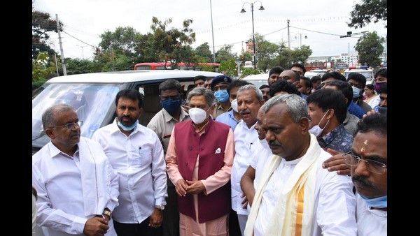 Breaking: ದಸರಾ ಉದ್ಘಾಟನೆಗಾಗಿ ಮೈಸೂರಿಗೆ ಆಗಮಿಸಿದ ಎಸ್.ಎಂ. ಕೃಷ್ಣರಿಗೆ ಅದ್ಧೂರಿ ಸ್ವಾಗತ