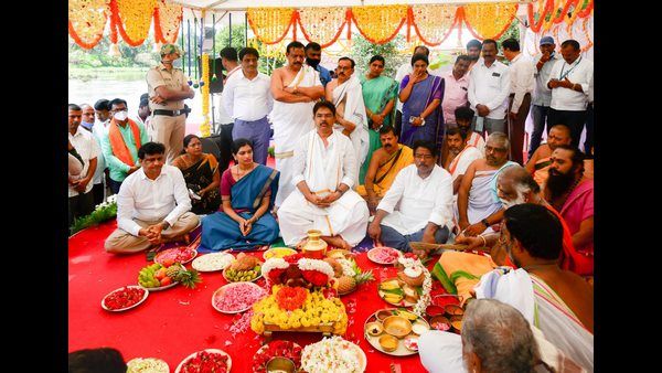ಕೊರೊನಾದಿಂದ ಮೃತರಾದ ಅನಾಥರಿಗೆ ಪಿಂಡ ಪ್ರದಾನ ಮಾಡಿದ ಆರ್. ಅಶೋಕ್!