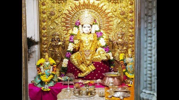 16 ಕೆಜಿ ಚಿನ್ನದ ಸೀರೆಯನ್ನುಟ್ಟ ಮಹಾಲಕ್ಷ್ಮಿ; ಅದ್ಬುತ ದೃಶ್ಯ ಕಣ್ತುಂಬಿಕೊಂಡ ಭಕ್ತರು