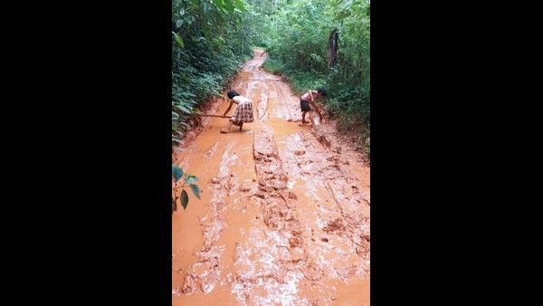 ಸುಳ್ಯ: ರಸ್ತೆ ದುರಸ್ಥಿ ಮಾಡಿದ ಎಳೆಯ ಮಕ್ಕಳು; ಅಸಮಾಧಾನ ವ್ಯಕ್ತಪಡಿಸಿದ ನ್ಯಾಯಾಧೀಶರು