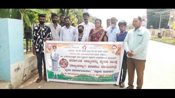 ವ್ಯಸನಮುಕ್ತ ರಾಜ್ಯವನ್ನಾಗಿ ಮಾಡುವಂತೆ ಹಿರಿಯೂರು ಯುವತಿಯಿಂದ ಪಾದಯಾತ್ರೆ