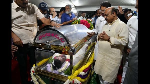 ಪುನೀತ್ ಅಂತಿಮ ದರ್ಶನ ವೇಳೆ ಅಭಿಮಾನಿಗಳ ನೂಕು ನುಗ್ಗಲು: ಲಘು ಲಾಠಿ ಪ್ರಹಾರ