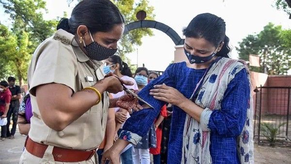 ರಾಜಸ್ಥಾನ ಪರೀಕ್ಷಾ ಕೇಂದ್ರದ ಹೊರಗೆ ಸ್ಲೀವ್‌ಗೆ ಕತ್ತರಿ!, ಮಹಿಳಾ ಆಯೋಗ ಖಂಡನೆ