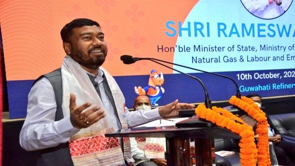 'ಉಚಿತ ಲಸಿಕೆಗೆ ಹಣ ಬರುವುದು ಎಲ್ಲಿಂದ, ಇಲ್ಲಿಂದಲೇ'!, ಪೆಟ್ರೋಲ್‌ ಬೆಲೆ ಬಗ್ಗೆ ಕೇಂದ್ರ ಸಚಿವರ ಹೇಳಿಕೆ