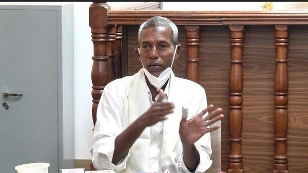 ಪದ್ಮಶ್ರೀ ಪುರಸ್ಕೃತ ಹಾಜಬ್ಬ ಸನ್ಮಾನಕ್ಕೆ ಅಭಿಮಾನಿಗಳ ತಳ್ಳಾಟ; ಗಲಿಬಿಲಿಯಾಗಿ ಓಟಕ್ಕಿತ್ತ ಹಾಜಬ್ಬ