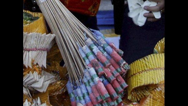 ನಿಷೇಧದ ನಡುವೆ ಮಾರಾಟಕ್ಕೆ ಯತ್ನ, 800 ಕೆಜಿಗೂ ಅಧಿಕ ಪಟಾಕಿ ಜಪ್ತಿ