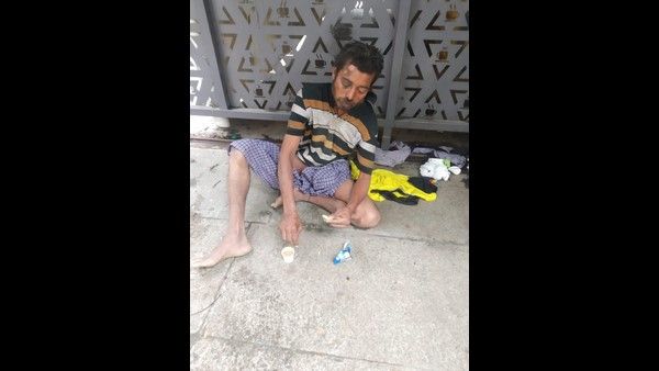 ಮಹಾ ಮಳೆಗೆ ಸಿಕ್ಕಿ ನಡಗುತ್ತಿದ್ದ ಭಿಕ್ಷುಕನಿಗೆ ಊಟ- ಬಟ್ಟೆ ಕೊಟ್ಟು ಮಾನವೀಯತೆ ಮೆರೆದ ಎಎಸ್ಐ!