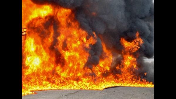 ನೋಯ್ಡಾದಲ್ಲಿ 12 ಅಂಗಡಿಗಳು ಮತ್ತು 16 ಫ್ಲಾಟ್‌ಗಳಿಗೆ ಬೆಂಕಿ