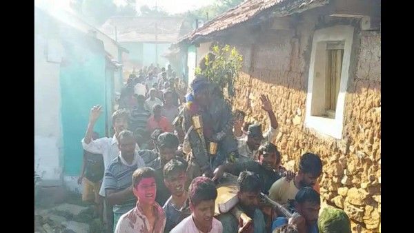 ಹಾಸನ: ಸಂಜೀವಿನಿ ಆಂಜನೇಯಸ್ವಾಮಿ ಕ್ಷೇತ್ರದಲ್ಲಿ ಸಗಣಿಯಿಂದ ಹೊಡೆಸಿಕೊಳ್ಳುವ ವಿಶಿಷ್ಟ ಆಚರಣೆ