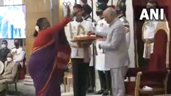 ವಿಡಿಯೋ: ಪದ್ಮಶ್ರೀ ಪ್ರಶಸ್ತಿ ಸ್ವೀಕರಿಸುವ ವೇಳೆ ರಾಷ್ಟ್ರಪತಿಗೆ ದೃಷ್ಟಿ ತೆಗೆದ ಜೋಗತಿ ಮಂಜಮ್ಮ