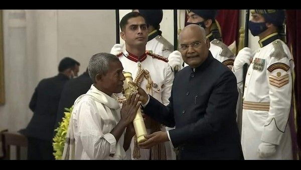 ಬರಿಗಾಲಿನಲ್ಲೇ ಬಂದು 'ಪದ್ಮಶ್ರೀ' ಸ್ವೀಕರಿಸಿದ ಅಕ್ಷರಸಂತ ಹರೇಕಳ ಹಾಜಬ್ಬ