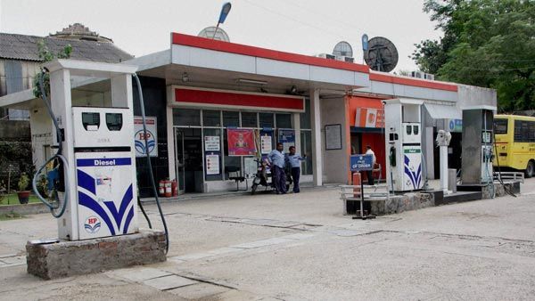 ಇಂಧನದ ಮೇಲಿನ ವ್ಯಾಟ್‌ ಕಡಿತ ಮಾಡದ ಮಹಾರಾಷ್ಟ್ರ ಸರ್ಕಾರದ ವಿರುದ್ಧ ಬಿಜೆಪಿ ವಾಗ್ದಾಳಿ