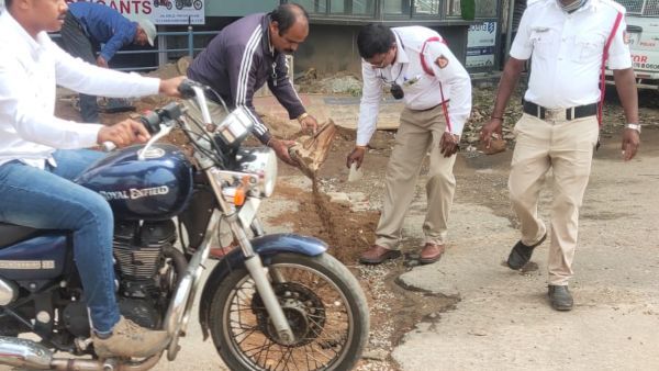 ಸ್ಮಾರ್ಟ್ ಸಿಟಿ; ರಸ್ತೆ ಗುಂಡಿ ಮುಚ್ಚಿದ ಶಿವಮೊಗ್ಗ ಪೊಲೀಸರು!