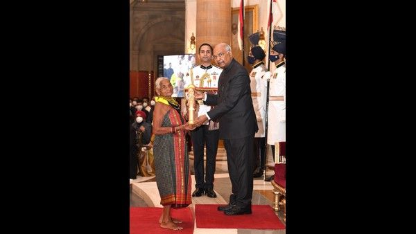 'ಪದ್ಮಶ್ರೀ' ಪ್ರಶಸ್ತಿ ಸ್ವೀಕರಿಸಿದ ಉತ್ತರ ಕನ್ನಡದ ಪರಸರ ಪ್ರೇಮಿ ತುಳಸಿಗೌಡ