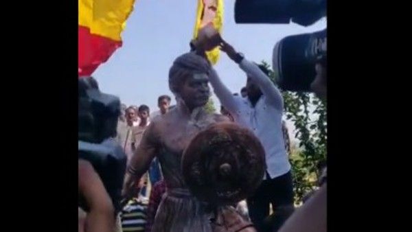 ಬೆಳಗಾವಿ: ಸೆಕ್ಷನ್ 144 ಉಲ್ಲಂಘನೆ ಮಾಡಿ ಸಂಗೊಳ್ಳಿ ರಾಯಣ್ಣ ಹೊಸ ಪ್ರತಿಮೆ ಸ್ಥಾಪಿಸಿದ ಜನತೆ