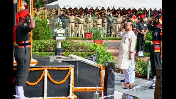 ಬೆಳಗಾವಿಯ ಮರಾಠಿ ಲಘು ಪದಾತಿದಳ ಕೇಂದ್ರದಲ್ಲಿ ವಿಜಯ ದಿವಸ: ಸಿಎಂ ಗೌರವ ಸಮರ್ಪಣೆ