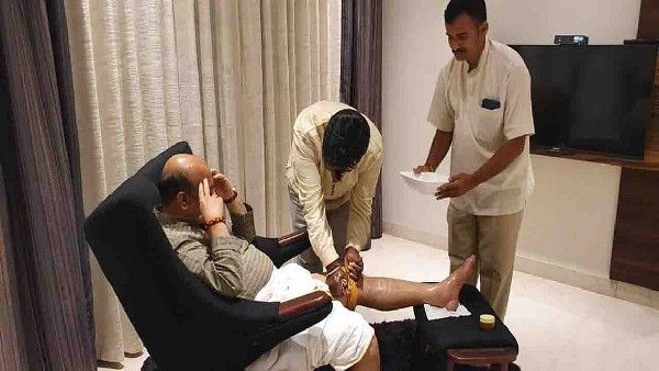 ಫೋಟೋ ವೈರಲ್: ಸಿಎಂ ಬಸವರಾಜ ಬೊಮ್ಮಾಯಿ ಮಂಡಿ ನೋವಿಗೆ ನಾಟಿ ವೈದ್ಯರಿಂದ ಚಿಕಿತ್ಸೆ