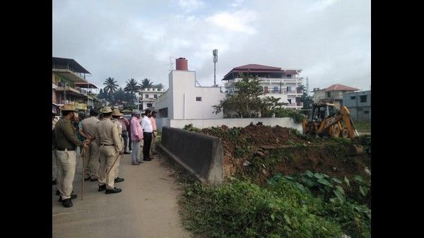 ಗೋಣಿಕೊಪ್ಪಲಿನಲ್ಲಿ ಕೀರೆಹೊಳೆ ಒತ್ತುವರಿ ತೆರವು ಕಾರ್ಯಾಚರಣೆ