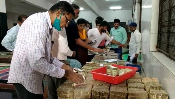 ಕೊರೊನಾ ಆತಂಕದಲ್ಲಿಯೂ ನಂಜನಗೂಡು ಶ್ರೀಕಂಠೇಶ್ವರ ದೇವಸ್ಥಾನಕ್ಕೆ ಬಂದ ಕಾಣಿಕೆ ಹಣವೆಷ್ಟು?