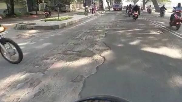 ಸಾಂಸ್ಕೃತಿಕ ನಗರಿ ತುಂಬೆಲ್ಲಾ ಗುಂಡಿಬಿದ್ದ ರಸ್ತೆಗಳು: ಕೇಳುವವರಾರು ಜನರ ಗೋಳು!?