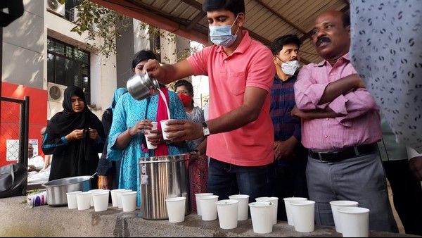 ಶಿವಮೊಗ್ಗ ಡಿಸಿ ಕಚೇರಿ ಮುಂದೆ ಮಜ್ಜಿಗೆ ಮಾರಾಟ ಮಾಡಿದ ಅತಿಥಿ ಉಪನ್ಯಾಸಕರು