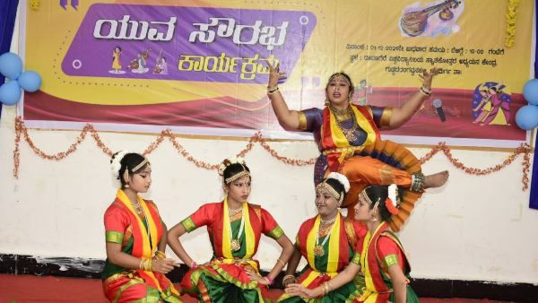 ಚಿತ್ರಗಳು; ಚಿತ್ರದುರ್ಗದಲ್ಲಿ ಗಮನ ಸೆಳೆದ ಯುವ ಸೌರಭ ಕಾರ್ಯಕ್ರಮ