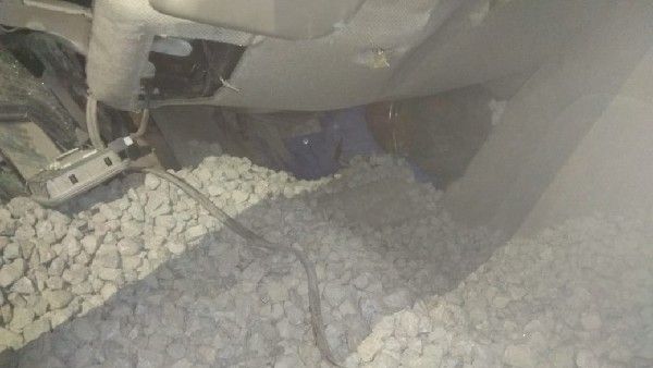 ಜಲ್ಲಿ ತುಂಬಿದ ಟಿಪ್ಪರ್ ಲಾರಿ ಮುಗುಚಿ ಬಿದ್ದು ಆರು ಮಂದಿ ಸಾವು: ಎರಡು ಕಾರು ಜಖಂ