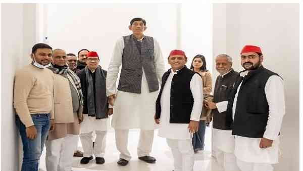 ಅಖಿಲೇಶ್ ಯಾದವ್ ಪಕ್ಷಕ್ಕೆ ಸೇರ್ಪಡೆಗೊಂಡ ದೇಶದ ಅತಿ ಎತ್ತರದ ವ್ಯಕ್ತಿ ಧರ್ಮೇಂದ್ರ ಪ್ರತಾಪ್ ಸಿಂಗ್ ಯಾರು?