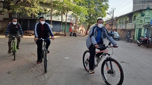 ಧಾರವಾಡ; ಸೈಕಲ್ ಏರಿ ನಗದ ಪ್ರದಕ್ಷಿಣೆ ಮಾಡಿದ ಡಿಸಿ, ಆಯುಕ್ತರು