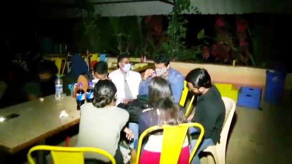 ರಾಮನಗರ: ನಿಷೇಧಾಜ್ಞೆ ಉಲ್ಲಂಘಿಸಿ ಪಾರ್ಟಿ ಮಾಡುತ್ತಿದ್ದ ರೆಸಾರ್ಟ್ ಮೇಲೆ ಪೊಲೀಸರ ದಾಳಿ