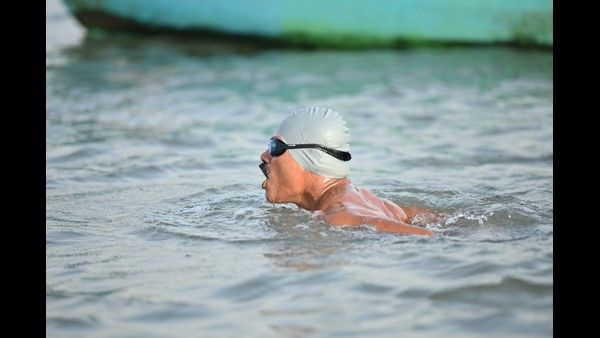 ಕೈ ಕಾಲಿಗೆ ಸರಪಳಿ ಬಿಗಿದು ಅರಬ್ಬೀ ಸಮುದ್ರದಲ್ಲಿ ಡಾಲ್ಫಿನ್ ರೀತಿ ಈಜಿದ 66ರ ವೃದ್ಧ!