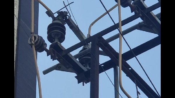 ಬೆಸ್ಕಾಂ ನಿರ್ಲಕ್ಷ್ಯಕ್ಕೆ ಅಂಧಕಾರಕ್ಕೆ ತಳ್ಳಿದ ಅಪ್ಪ ಮಗನ ಜೀವ!