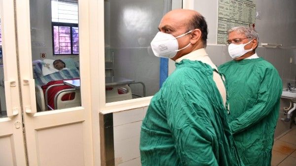 ನಾಡೋಜ ಡಾ.ಚೆನ್ನವೀರ ಕಣವಿ ಆರೋಗ್ಯ ಚೇತರಿಕೆ ಭರವಸೆ ವ್ಯಕ್ತಪಡಿಸಿದ ಸಿಎಂ