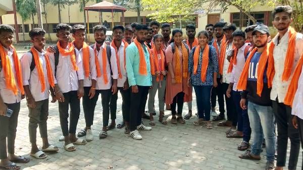 ಭದ್ರಾವತಿ: ಹಿಜಾಬ್ ವಿರುದ್ಧ ಕೇಸರಿ ಶಾಲು ಧರಿಸಿ ಕಾಲೇಜಿಗೆ ಬಂದ ವಿದ್ಯಾರ್ಥಿಗಳು