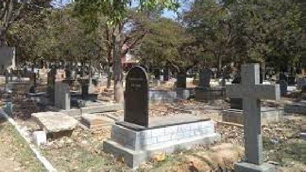 ಜನ ವಿರೋಧದ ನಡುವೆ ಮನೆಯ ಕಾಂಪೌಂಡ್‌ನಲ್ಲಿ ಮೃತ ಮಹಿಳೆ ಅಂತ್ಯ ಸಂಸ್ಕಾರ