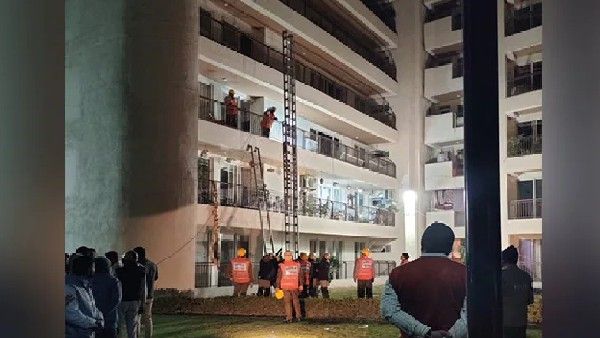 ಗುರುಗ್ರಾಮ ಕಟ್ಟಡ ಕುಸಿತ: 2 ಶವ ಪತ್ತೆ, ನಾಲ್ಕು ಕುಟುಂಬ ಸಿಲುಕಿರುವ ಶಂಕೆ