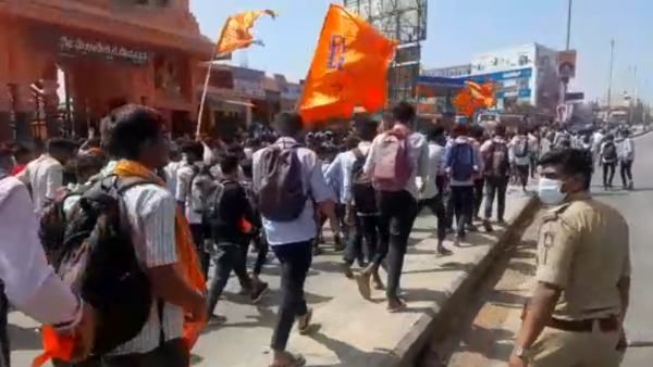 ಹಿಜಾಬ್ vs ಕೇಸರಿ ವಿವಾದ: ಶಿವಮೊಗ್ಗದ ಕಾಲೇಜುಗಳಲ್ಲಿ ಕಲ್ಲುತೂರಾಟ; ಲಾಠಿ ಪ್ರಹಾರ