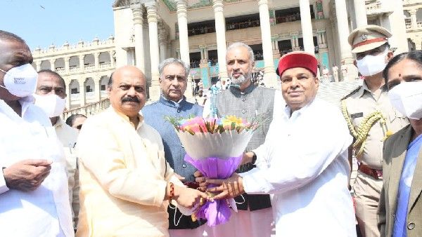 ಭಾಷಣಕ್ಕೂ ರಾಜ್ಯಪಾಲರಿಗೆ ಕಪ್ಪುಪಟ್ಟಿ ಧರಿಸಿ ಪ್ರತಿಭಟನೆಯ ಸ್ವಾಗತ