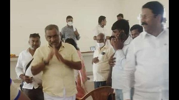 'ಸರಕಾರದ ಸಮರ್ಥನೆಗೆ ಮಾಧುಸ್ವಾಮಿ ಬೇಕು, ಉಸ್ತುವಾರಿ ಯಾಕಿಲ್ಲ'